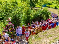FIESTA DE SAN ROQUE EN BEJES. PROCESIÓN, SUBASTA DE TARTAS Y PINADO DE LA MAYA. BEJES