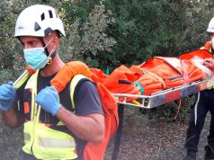 Bomberos del 112 y 061 evacuan a una senderista de una ruta en Lebeña lebeña